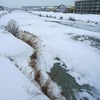 凍てつく川