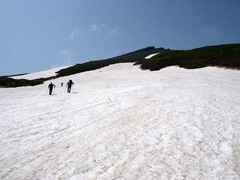 鳥海山大雪渓を登る