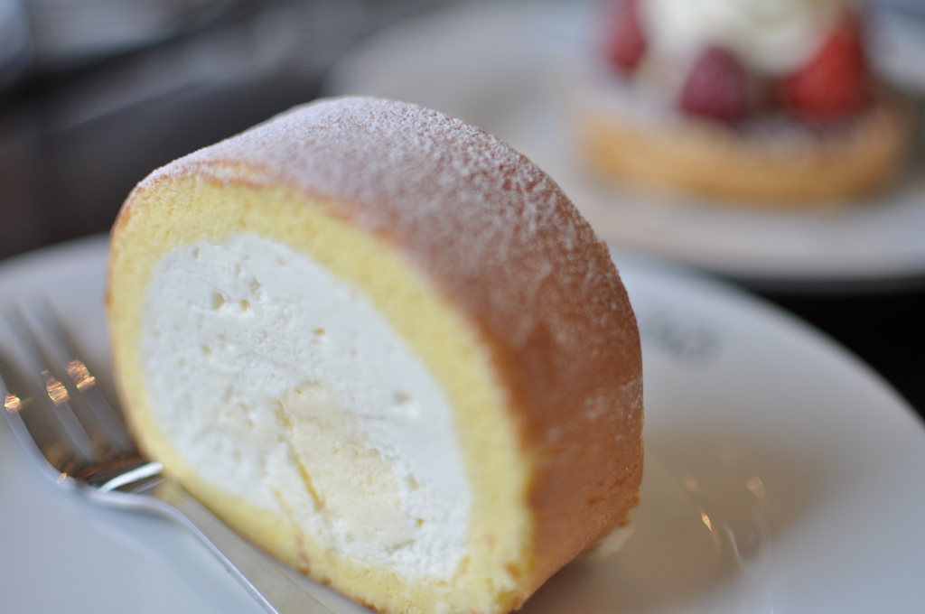 チーズクリームロールケーキ。