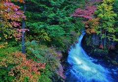 秋彩の滝・流れ落ちる
