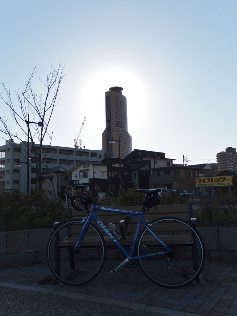 太陽を背に