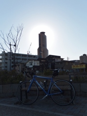 太陽を背に