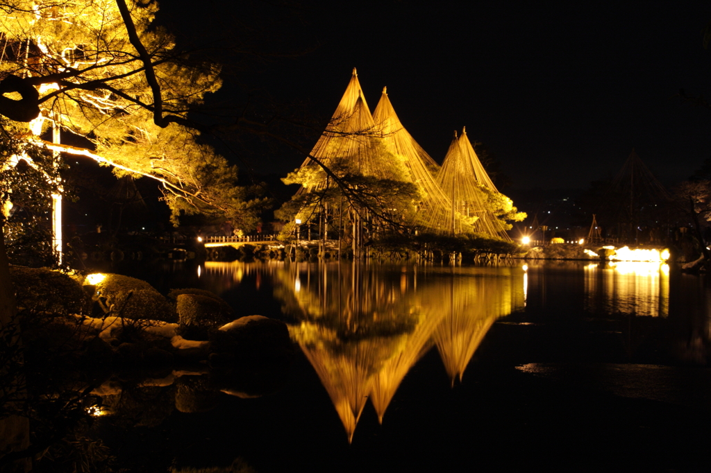 霞ヶ池に写る唐崎松