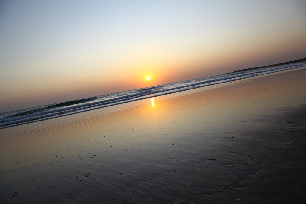 遠浅の海と夕日