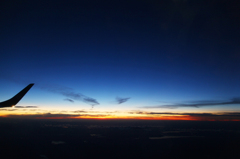 飛行機の窓と夕焼け