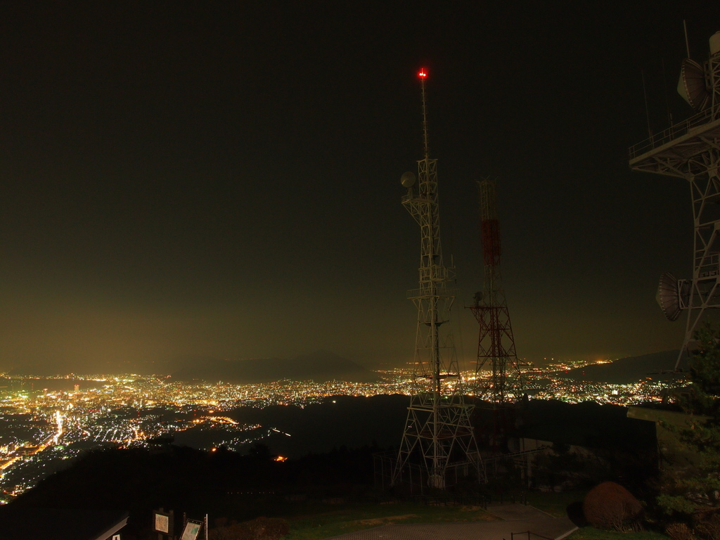 夜空に佇む鉄塔