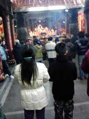 新春參拜：祝，闔家平安。