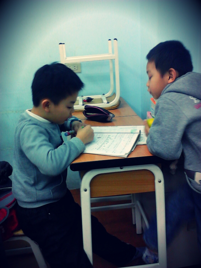 認真的小孩最可愛(・ω＜)