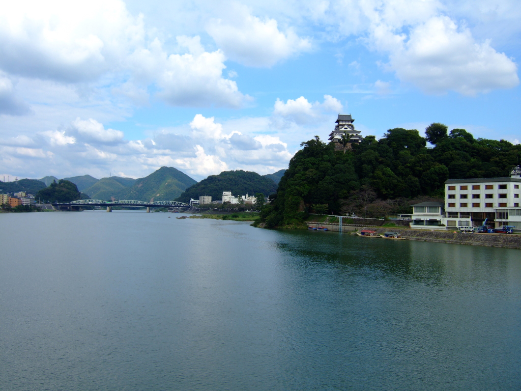 木曽川から望む犬山城