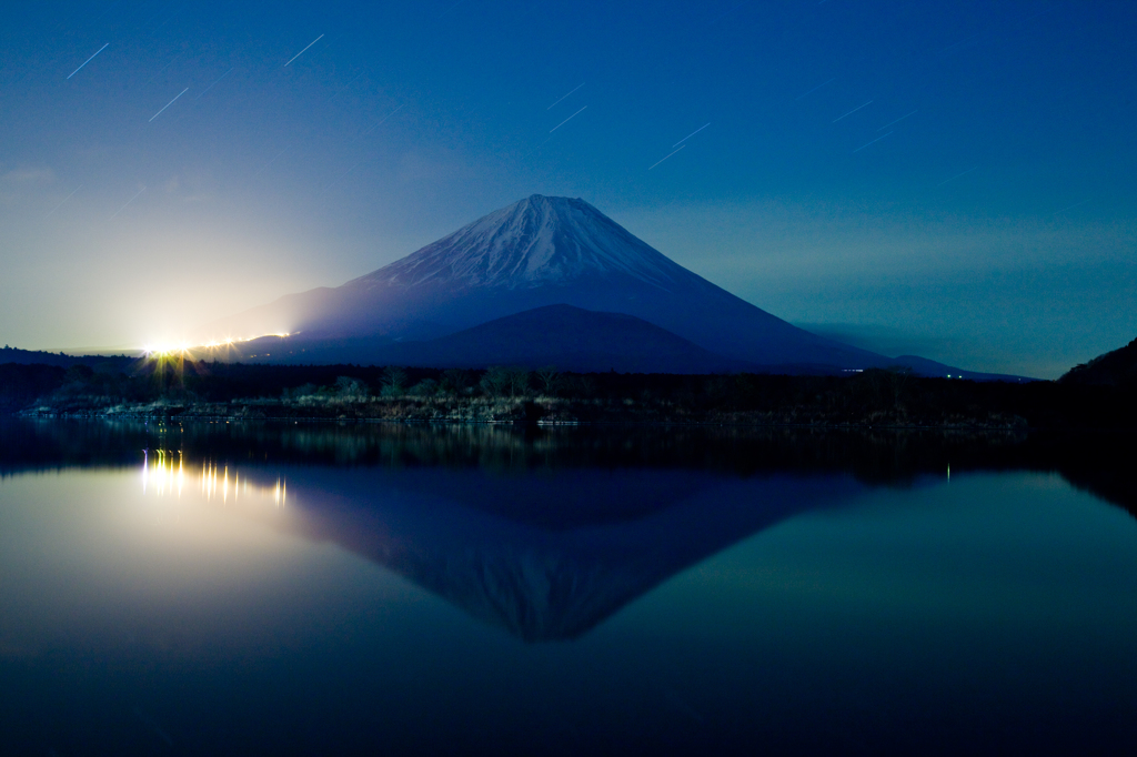 夜の湖面に描く