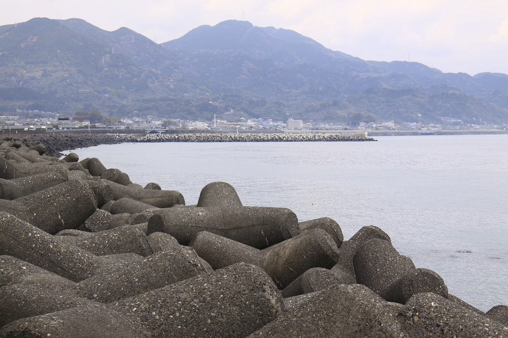 山と街と海