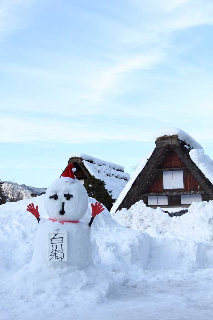 雪だるまと合掌造り