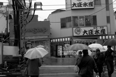 下北沢は雨1