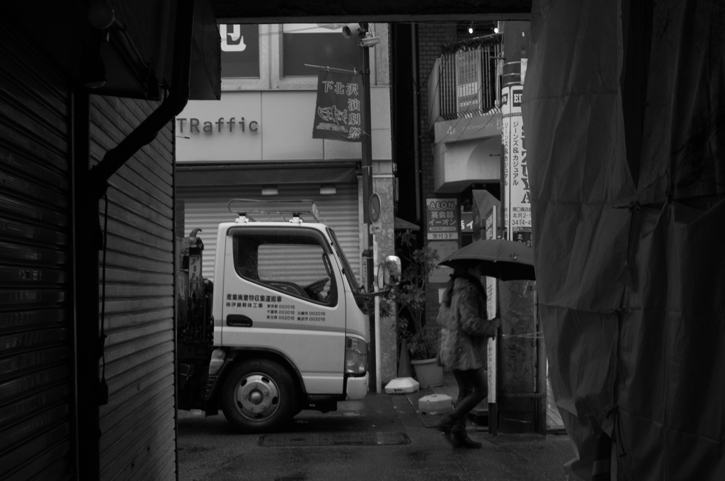 下北沢は雨3