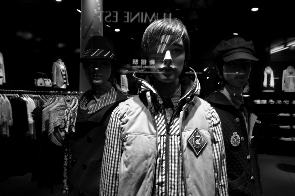 新宿に落ちてきた男