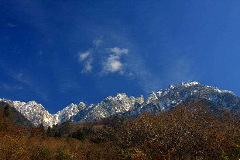 　　秋空に映える剱岳