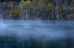 　　霧たつ湖面