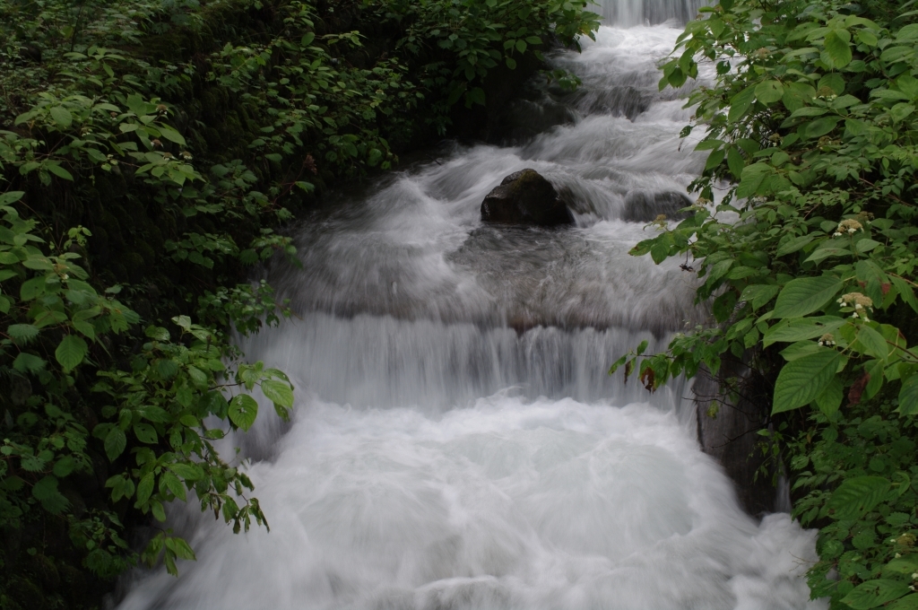水の音に
