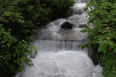 水の音に