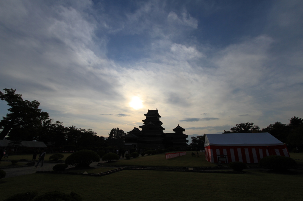 夕暮れの松本城