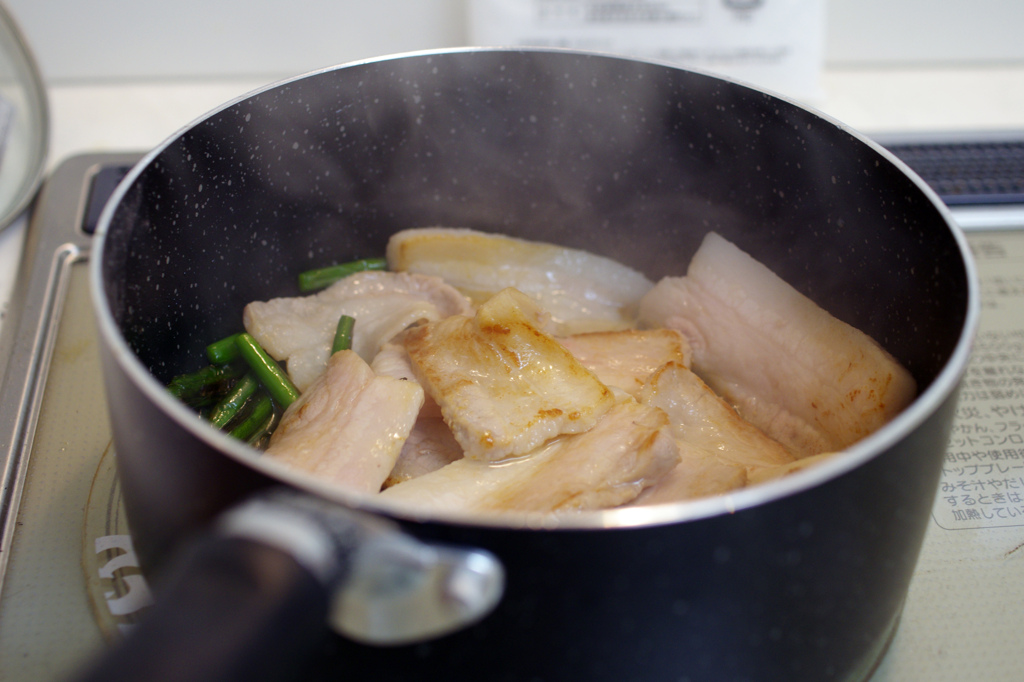 豚肉を炒め・・・