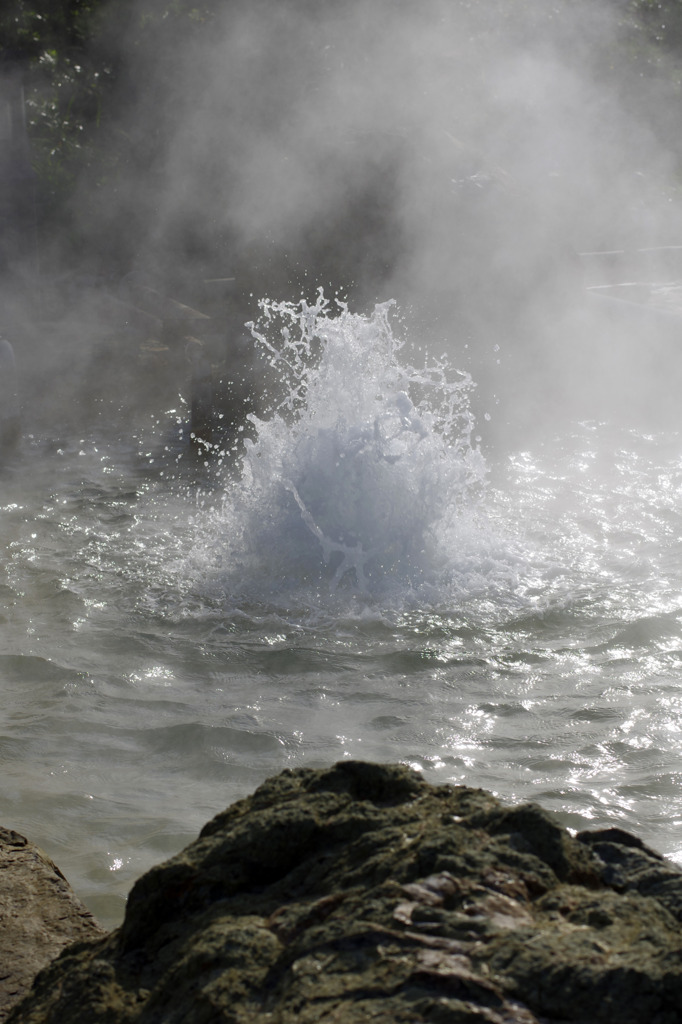 噴き出すお湯と硫黄臭