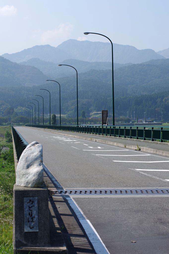 この橋の向こうに