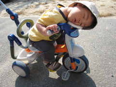 どこでも寝れる男