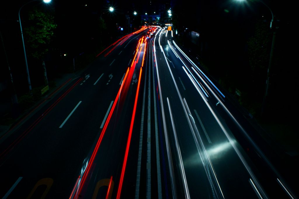 Red Line, White Line　pass each other