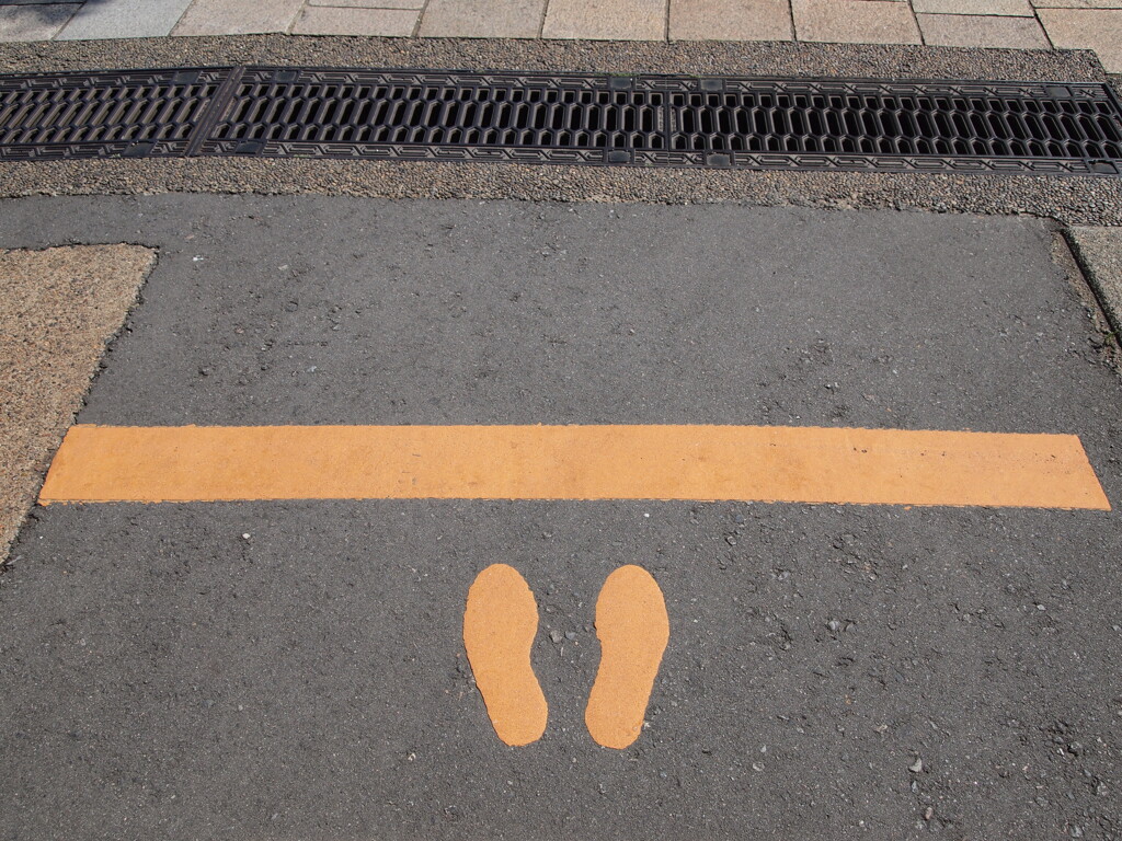 止まれ