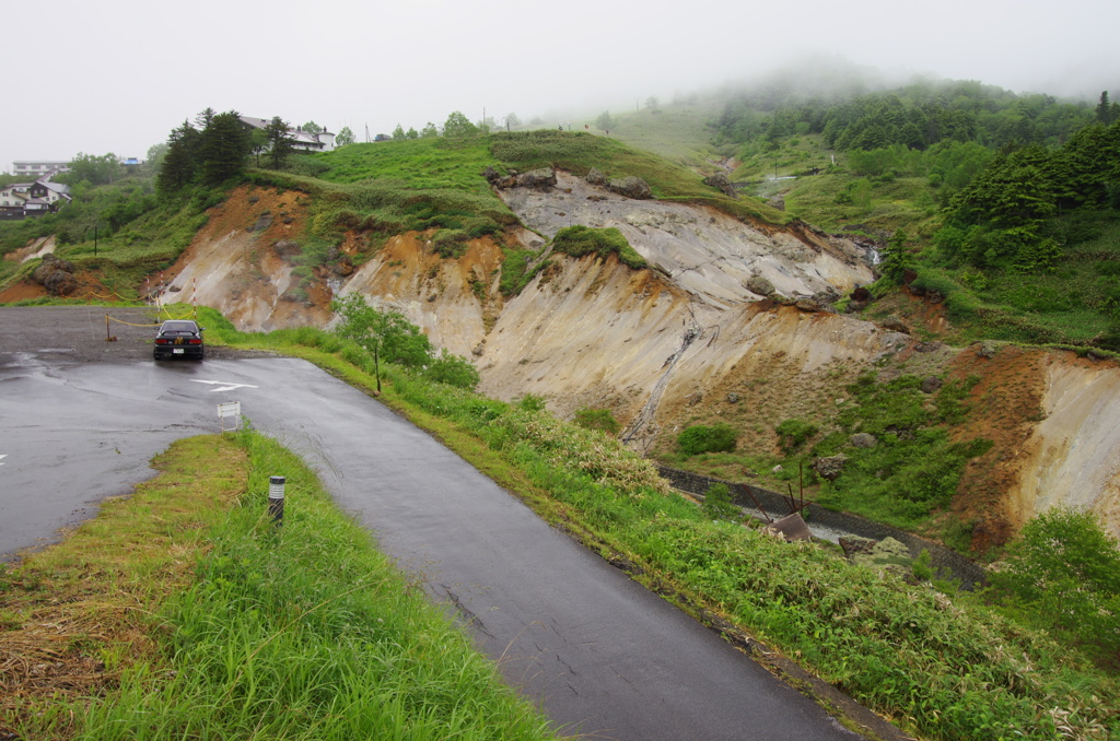 万座温泉街の山肌