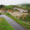 万座温泉街の山肌