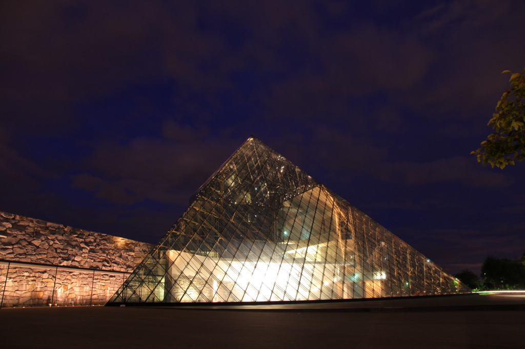 ガラスのピラミッド