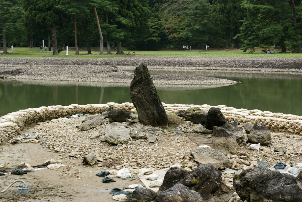 毛越寺・池中立石