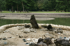 毛越寺・池中立石