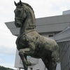 エミール＝アントワーヌ・ブールデル作の馬像がお出迎え