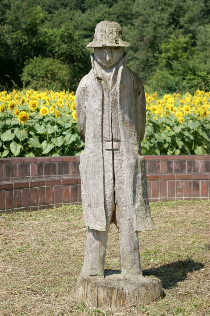 御所湖広域公園ファミリーランド  宮沢賢治木像