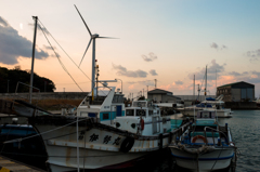 淡路島の漁港から見える風力発電