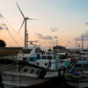 淡路島の漁港から見える風力発電
