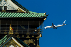 大阪城上空を通過