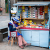 Peru クスコ市街　キオスクのおばあちゃん　編み物している率