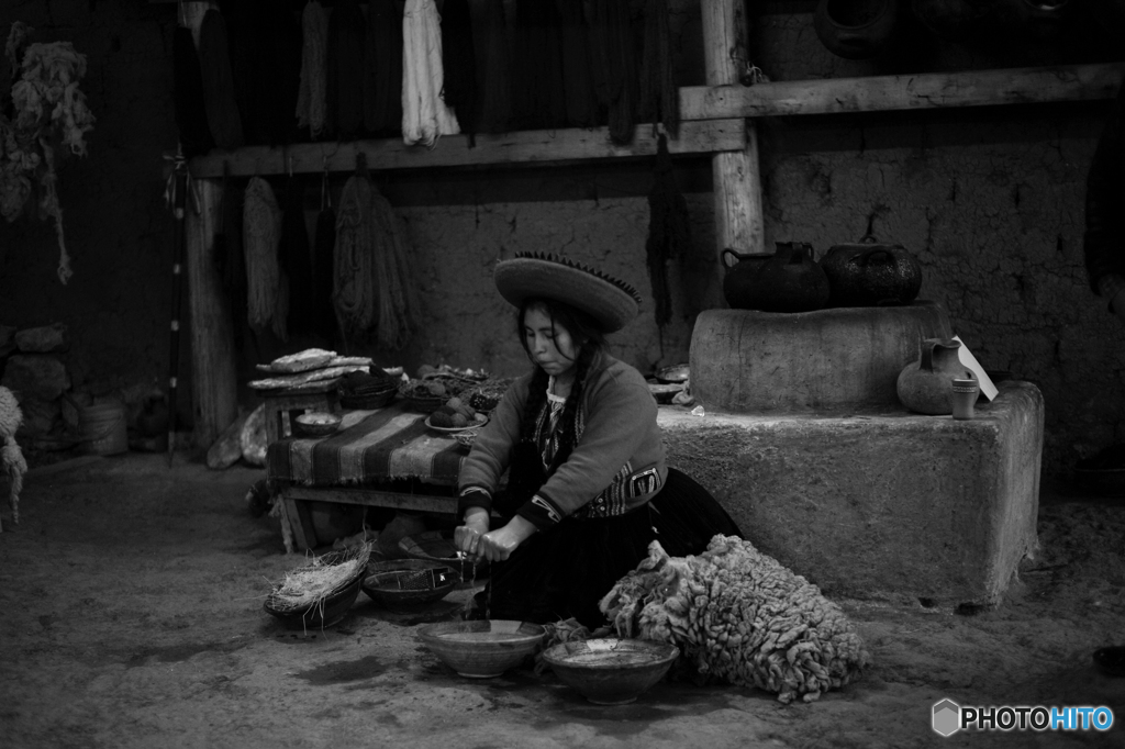 PERU チンチェーロの村でアルパカの毛に染色する