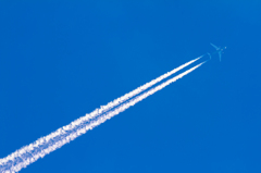 ベランダから飛行機雲