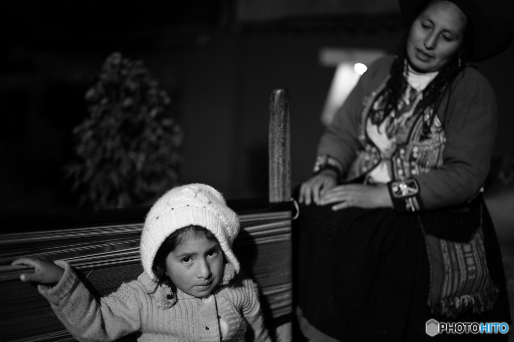 PERU 伝統の生地を織る親子