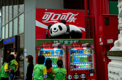 南京町の自販機（コカコーラ）