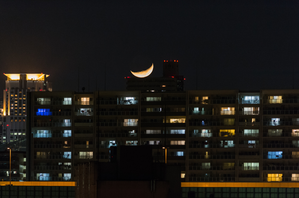 梅田に沈む月
