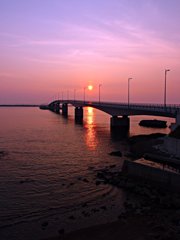 沖合人工島へ続く橋