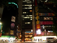 中央通りから路地へ