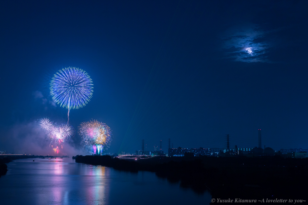 夏夜の空に、花と月 by きーちゃん （ID：4718158） - 写真共有サイト:PHOTOHITO