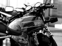 CB７５０F